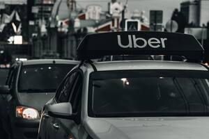 El gobernador de Florida, Ron DeSantis, firmó una ley que afecta a los conductores de viajes compartidos como Uber y Lyft