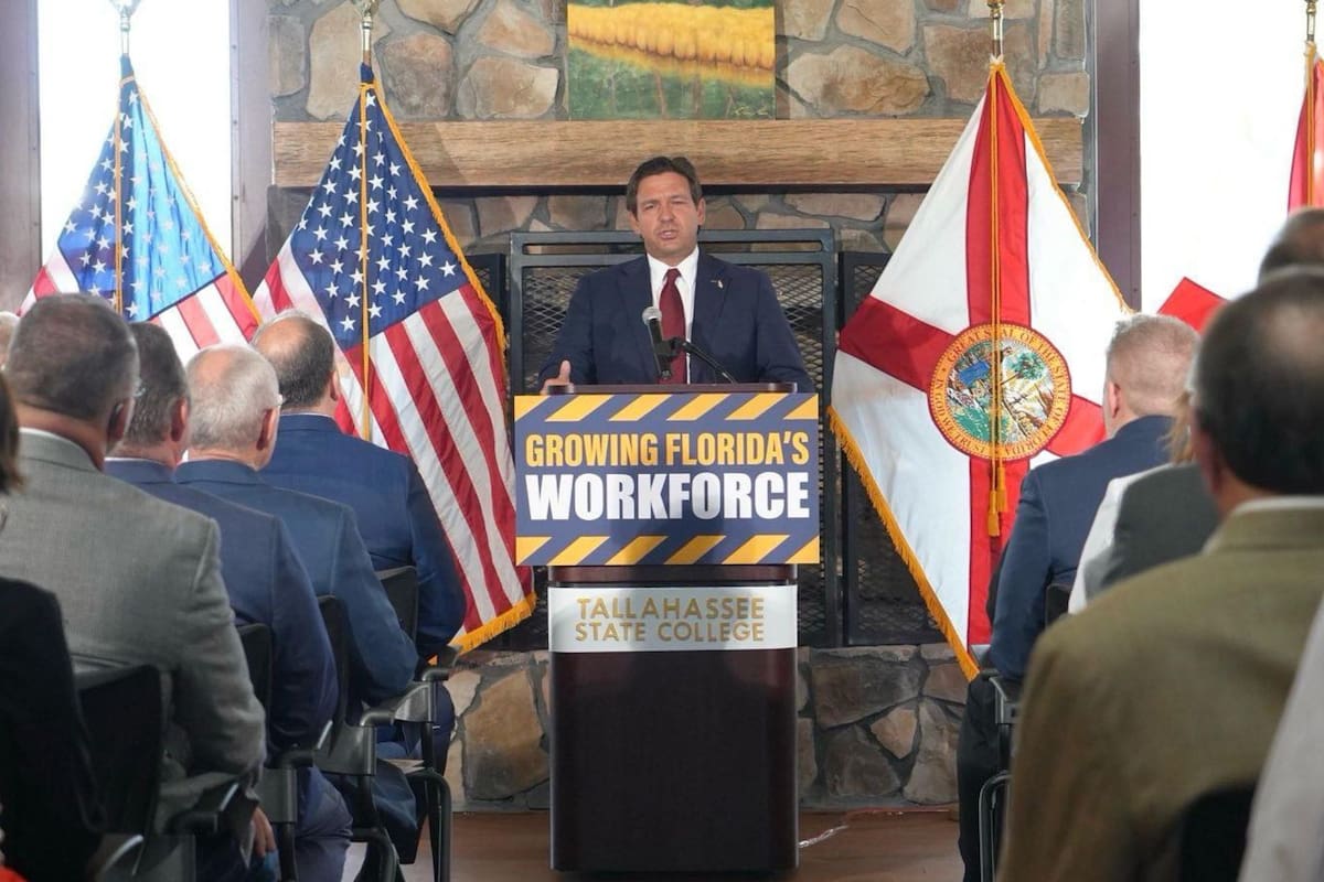 El gobernador de Florida, Ron DeSantis, firmó una ley que modifica las pensiones para ciertos trabajadores