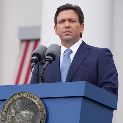 El gobernador de Florida Ron DeSantis ganó popularidad tras postularse como precandidato presidencial republicano