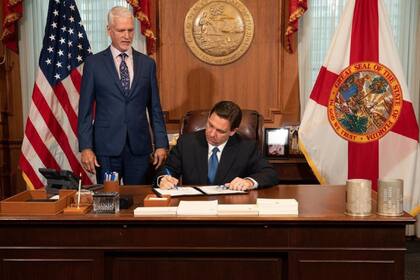 El gobernador de Florida, Ron DeSantis, ha firmado diferentes iniciativas para reducir los programas de diversidad e inclusión (archivo)