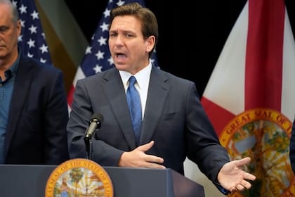 El gobernador de Florida, Ron DeSantis, habla en conferencia de prensa en Lake Buena Vista, Florida, 17 de abril de 2023.