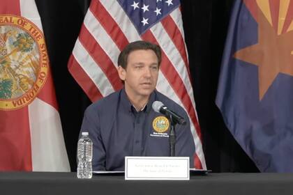 El gobernador de Florida, Ron DeSantis, hace una visita inesperada a la frontera sur de EE.UU.