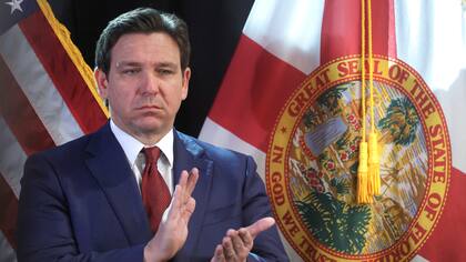 El gobernador de Florida, Ron DeSantis, impulsa una ley para prohibir las remesas a los inmigrantes indocumentados (Joe Burbank/Orlando Sentinel via AP)