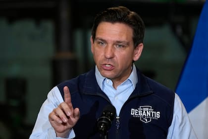 El gobernador de Florida, Ron DeSantis, impulsó fuertes medidas migratorias en el estado (AP Foto/Charlie Neibergall, Archivo)