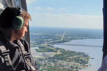 El gobernador de Florida, Ron DeSantis, realizó hoy un reconocimiento en helicóptero de la zona afectada y con riesgo de fuga de millones de metros cúbicos de agua con desechos tóxicos