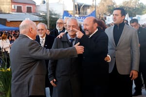 El gobernador de Formosa, Gildo Insfrán, junto a funcionarios de su gobierno durante la inauguración del Hospital de la Madre y la Mujer, que también fue su cierre de campaña