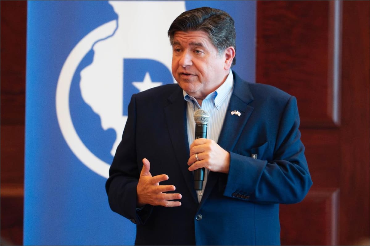 El gobernador de Illinois cuestionó la nueva normativa sobre carga pública emitida por la administración Trump y advirtió que otorgaría un amplio margen para negar visas a personas