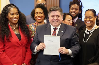 El gobernador de Illinois firmó la ley que beneficiará a los migrantes del estado en diciembre de 2024