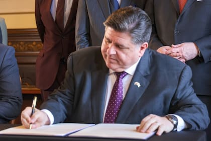 El gobernador de Illinois firmó una ley que busca garantizar la protección de los derechos civiles