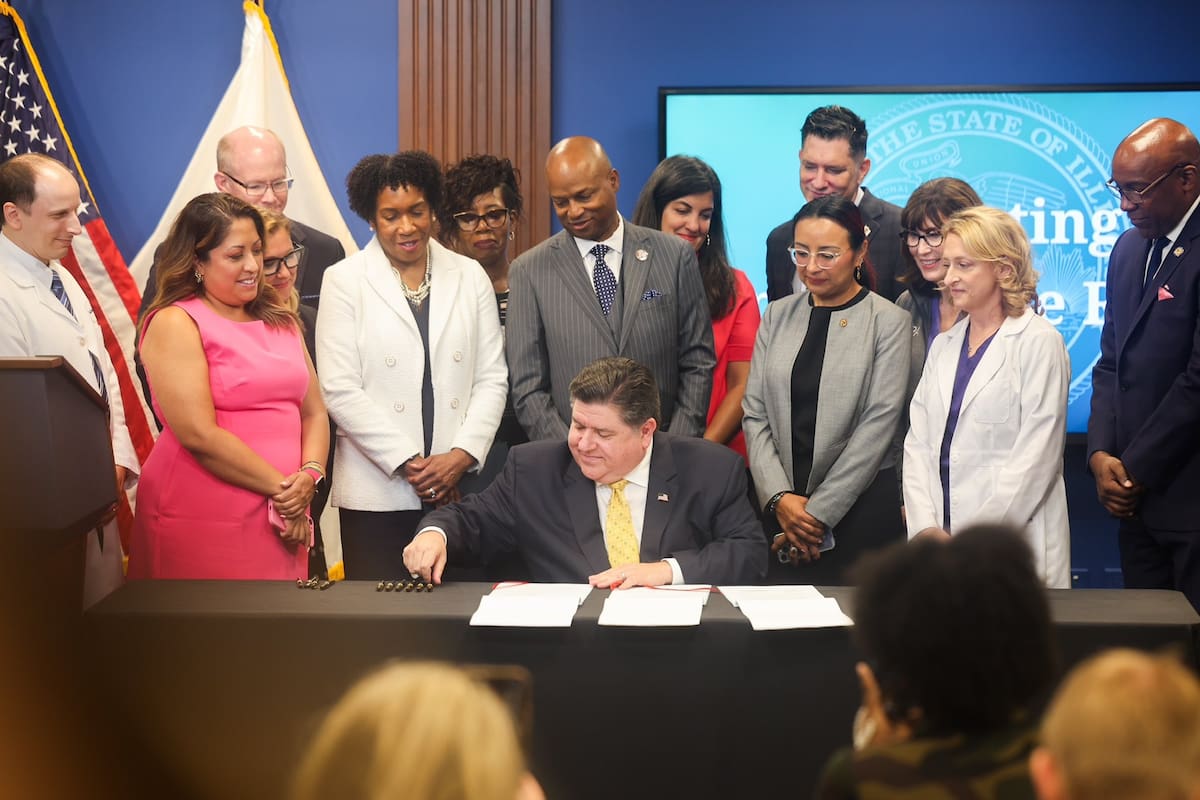 El gobernador de Illinois, JB Pritzker, anunció una inversión estatal de 25 millones de dólares para proteger la red de farmacias independientes