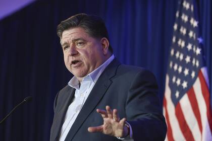 El gobernador de Illinois JB Pritzker defendió su gestión fiscal y la comparó con la del presidente Donald Trump