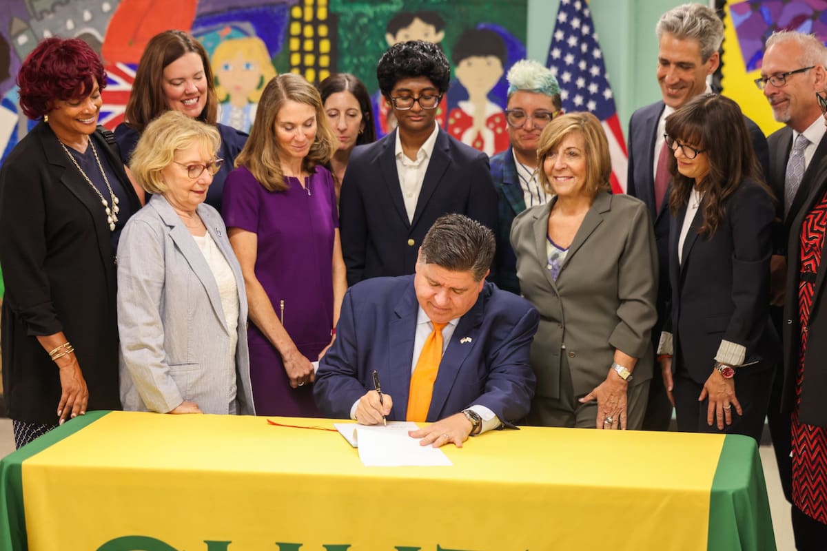El gobernador de Illinois JB Pritzker firmó la ley SB1560 que implementará evaluaciones de salud mental gratuitas y universales para estudiantes de 3° a 12° grado a partir del ciclo 2027-2028, marcando un hito en la atención psicológica escolar