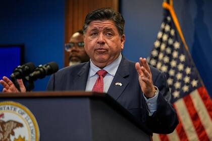 El gobernador de Illinois, JB Pritzker, le hizo un guiño a la comunidad latina del estado