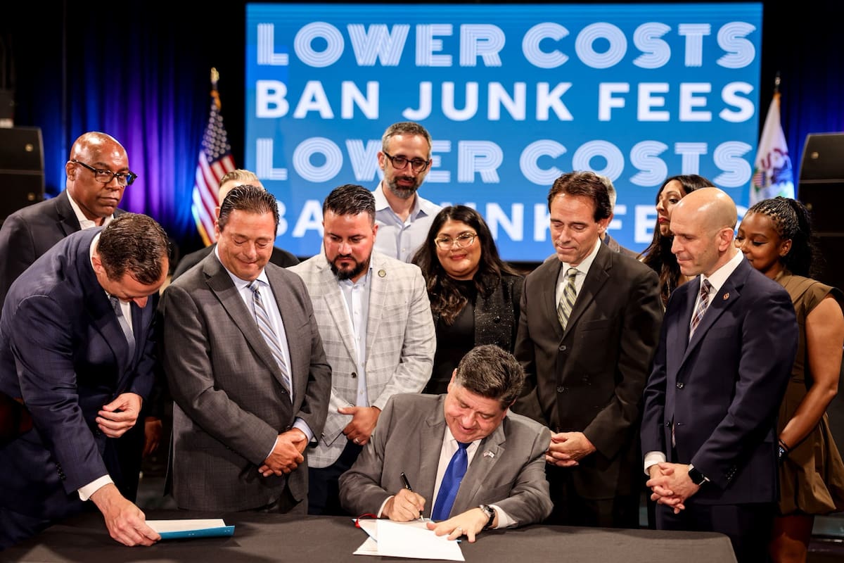 El gobernador de Illinois, JB Pritzker, promulgó la ley HB 45, que garantiza que los consumidores elegibles puedan acceder a beneficios de promociones digitales en compras presenciales