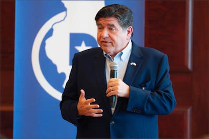 El gobernador de Illinois utiliza una bicicleta estática reclinada en su oficina durante los días de lluvia para mantenerse activo
