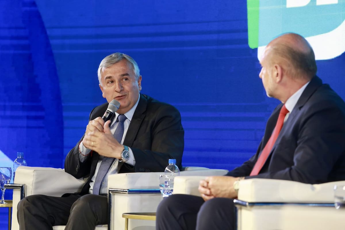El gobernador de Jujuy, Gerardo Morales, con su par de Santa Fe, Omar Perotti, en uno de los paneles de la Cumbre Federal de Bioeconomía