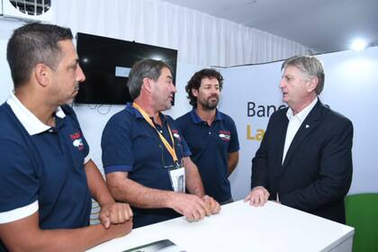 El gobernador de La Pampa (derecha) en una charla con industriales