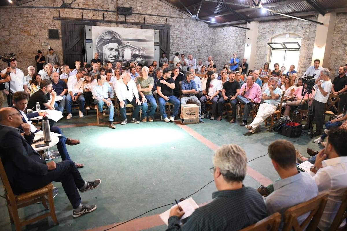 El gobernador de la provincia, Axel Kicillof, se reunió con representantes del sector productivo en Balcarce
