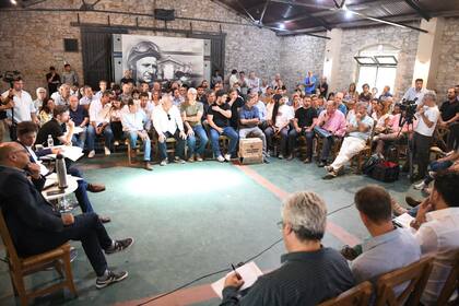 El gobernador de la provincia, Axel Kicillof, se reunió con representantes del sector productivo en Balcarce