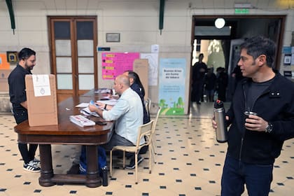 El gobernador de la provincia de Buenos Aires, Axel Kicillof, hoy, al votar en una escuela de La Plata
