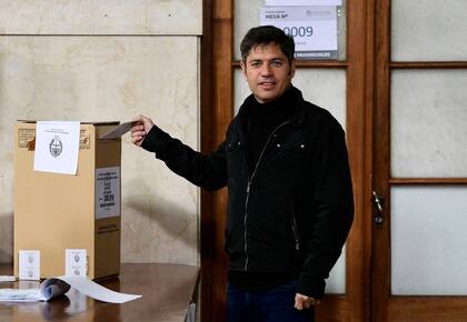 El gobernador de la provincia de Buenos Aires, Axel Kicillof, emite su voto durante las elecciones legislativas provinciales en La Plata, provincia de Buenos Aires, el 7 de septiembre de 2025