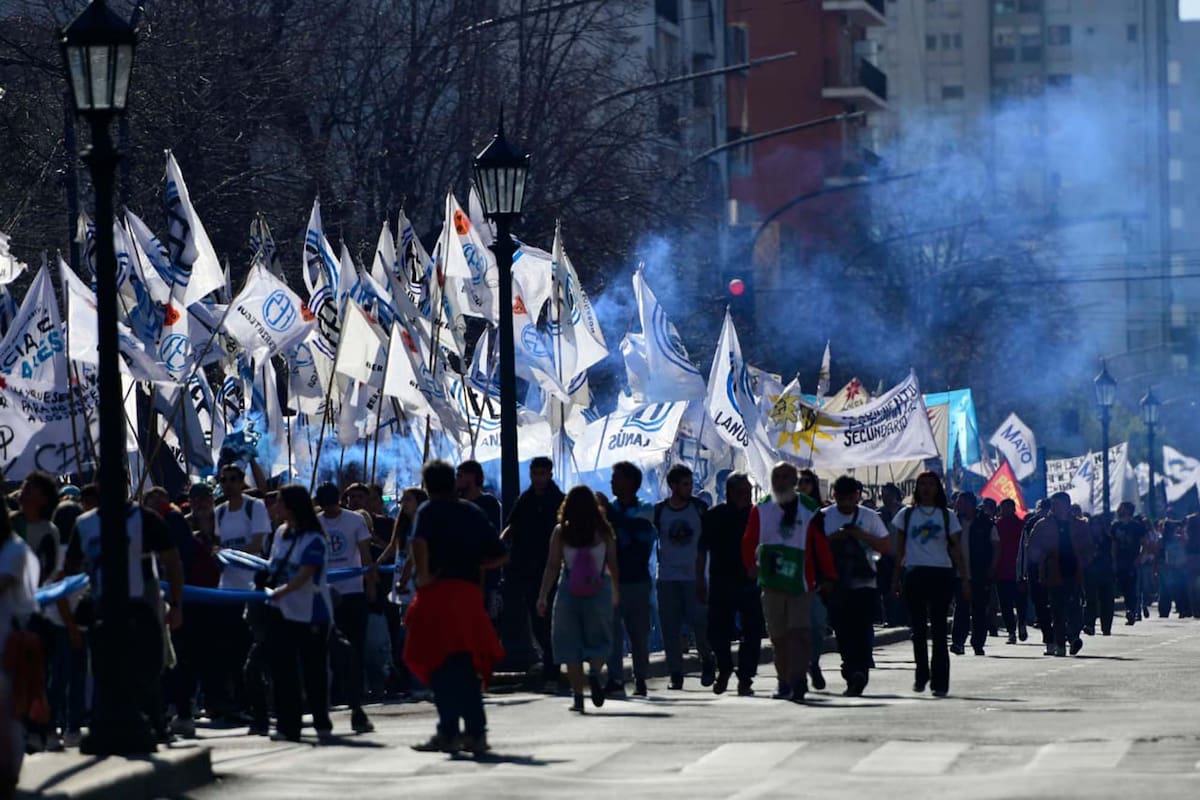 El gobernador de la provincia de Buenos Aires Axel Kicillof participa junto a estudiantes secundarios de La Plata de la marcha en conmemoración de la Noche de los Lapices. Participaron junto al gobernador, funcionarios provinciales y sobrevivientes de la protesta en la epoca de la dictadura.