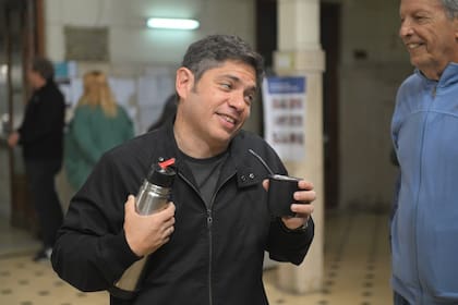 El gobernador de la provincia de Buenos Aires, Axel Kicillof, tras emitir su voto en La Plata