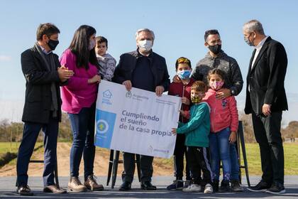 El gobernador de la provincia de Buenos Aires, Axel Kicillof, participó junto al presidente Alberto Fernández, en la ciudad bonaerense de Mercedes, del anuncio de una inversión total de 77.200 millones de pesos para avanzar en obras de infraestructura