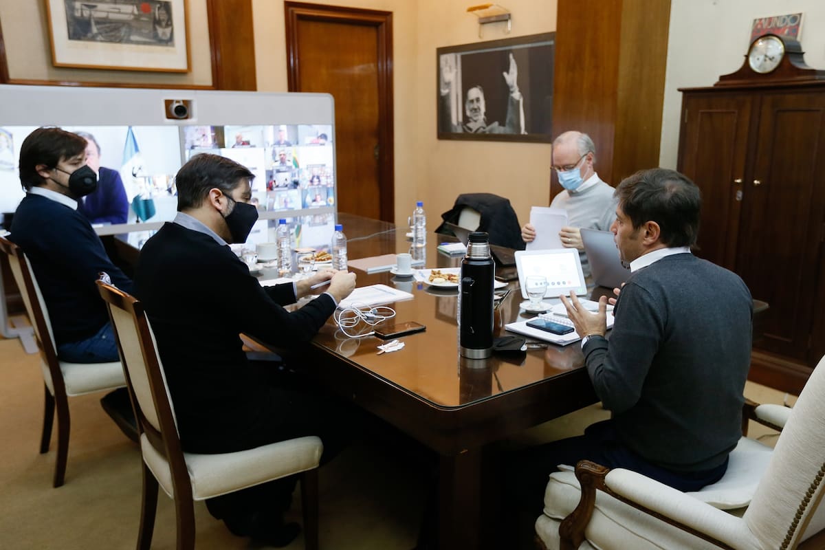 El gobernador de la provincia de Buenos Aires, Axel Kicillof, se reunió este jueves con intendentes de municipios que integran el Área Metropolitana