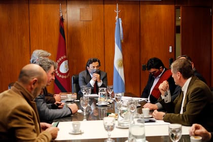 El gobernador de la provincia de Salta, Gustavo Sáenz, en el encuentro con la Mesa de Enlace