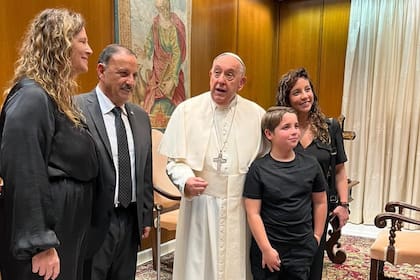El gobernador de La Rioja, Ricardo Quintela, y parte de su familia con el papa Francisco, en agosto del año pasado. Por entonces, el riojano aspiraba a convertirse en el presidente del PJ, cargo que ocupa hoy Cristina Kirchner.