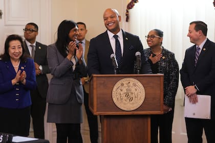 El gobernador de Maryland Wes Moore firmó la ley que prohíbe los acuerdos de colaboración con el ICE