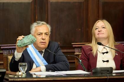 El gobernador de Mendoza, Alfredo Cornejo, sorprende a los presentes con una roca con cobre, en una nueva apuesta por el desarrollo de la minería en tierra cuyana.