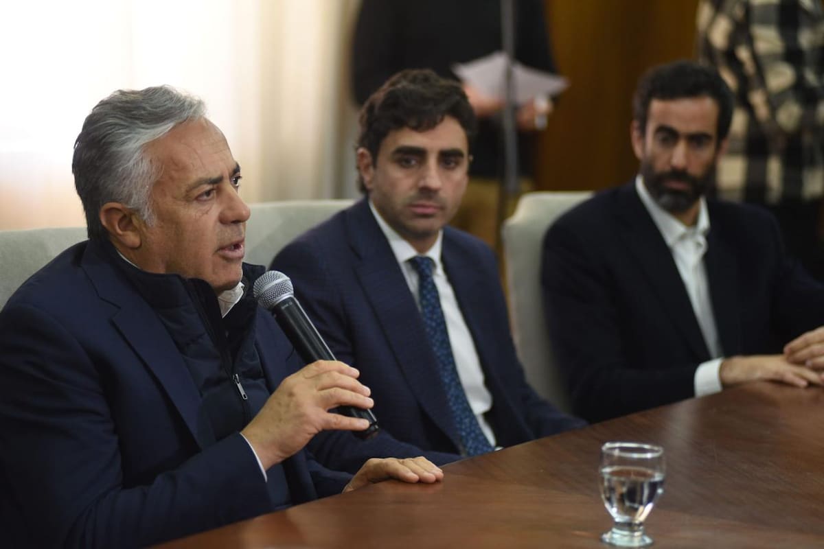 El gobernador de Mendoza, Alfredo Cornejo, al realizar anuncios para los morosos de su provincia