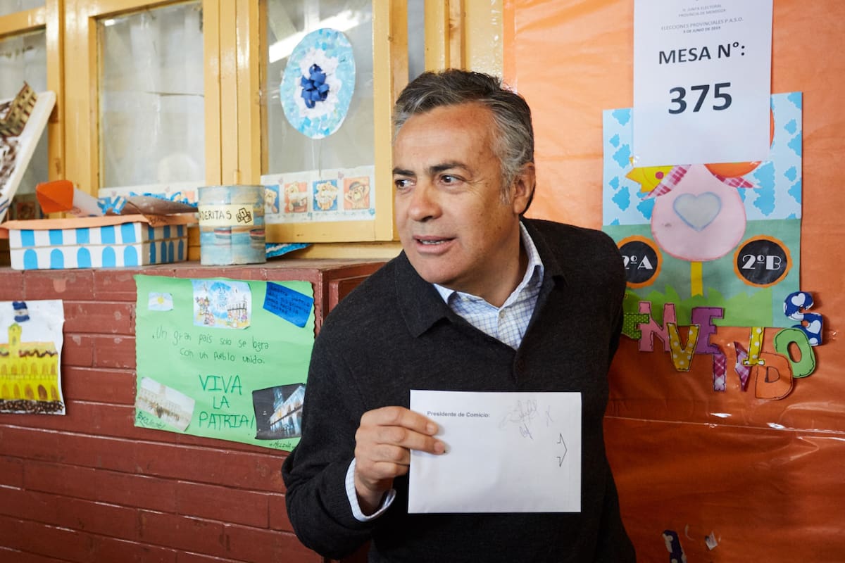 El gobernador de Mendoza, Alfredo Cornejo, votando en la escuela Dr. Julio Lemos, departamento de Godoy Cruz
