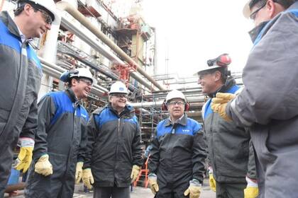 El gobernador de Mendoza, Alfredo Cornejo, y el CEO de YPF, Miguel Gutiérrez, recorrieron esta semana la refinería de Luján de Cuyo, donde la petrolera invertirá más de 1.000 millones de dólares.