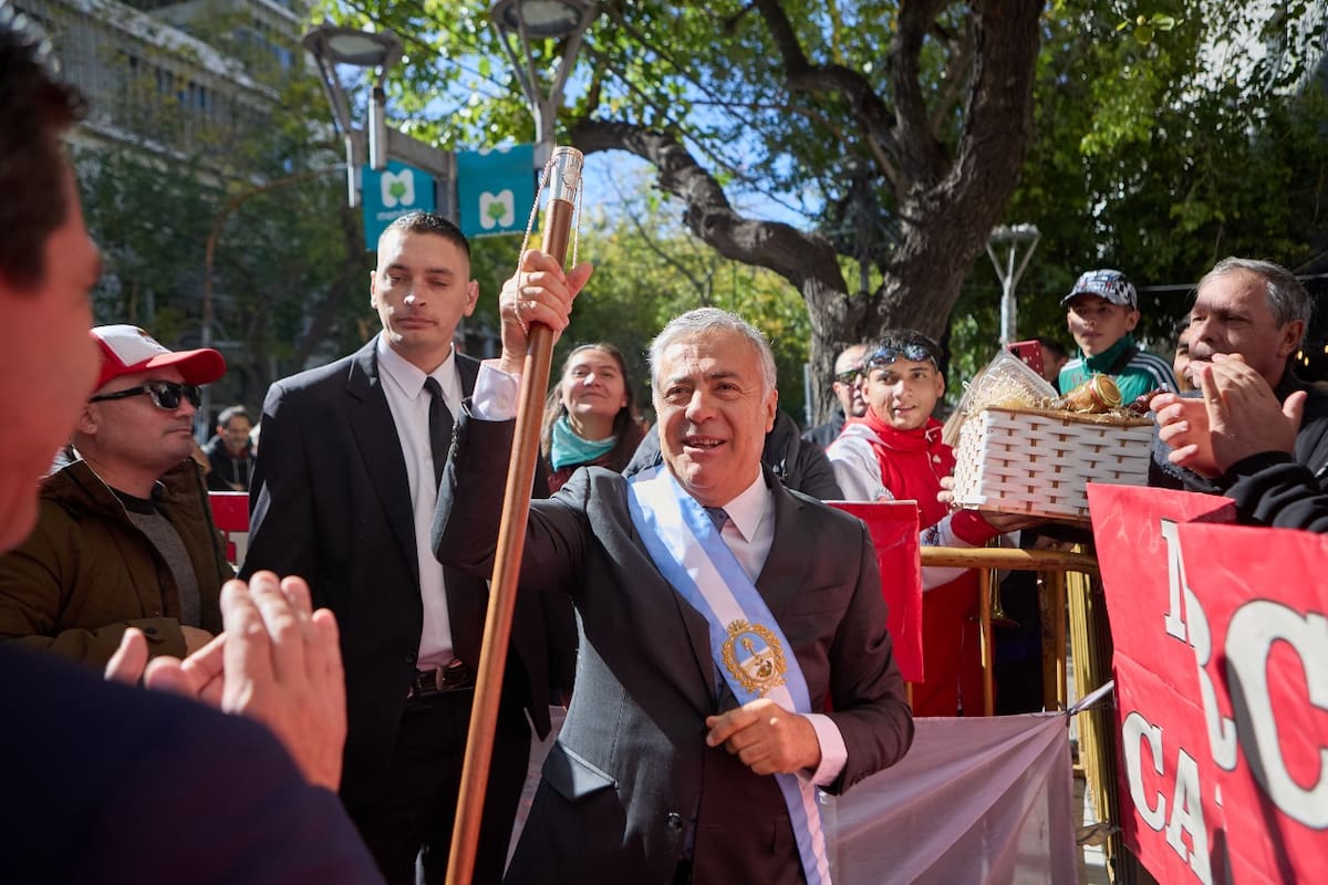 El gobernador de Mendoza, el 1 de Mayo, durante la Asamblea Legislativa, anunció que Milei lo autorizó a cambiar el destino de los fondos que iban a Portezuelo del Viento, la “obra del siglo”, que fue frenada por la gestión de Alberto Fernández, en favor de La Pampa.