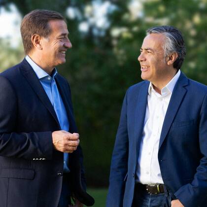 El gobernador de Mendoza, Rodolfo Suarez, impulsa el regreso del ex mandatario Alfredo Cornejo en la pelea interna que mantiene la UCR con Pro en el distrito