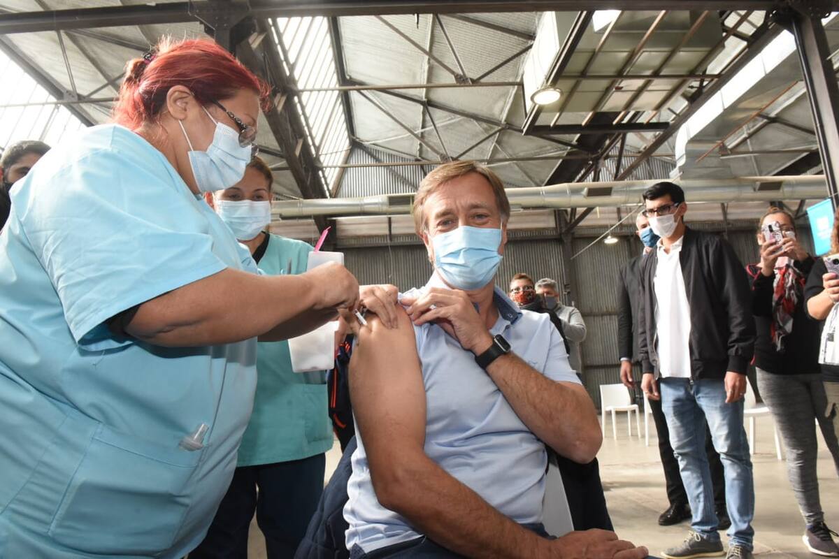 El gobernador de Mendoza, Rodolfo Suarez, se vacunó este martes contra el coronavirus y les pidió a los mendocinos que se inscriban.