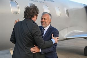 El gobernador de Mendoza todavía no define si se aliará a Milei para octubre. Mientras, libertarios locales rechazan un pacto electoral con la UCR