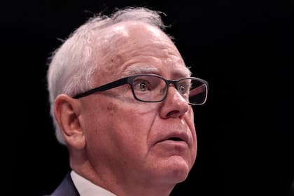 El gobernador de Minnesota Tim Walz en el Congreso en Washington (AP foto/Julia Demaree Nikhinson)