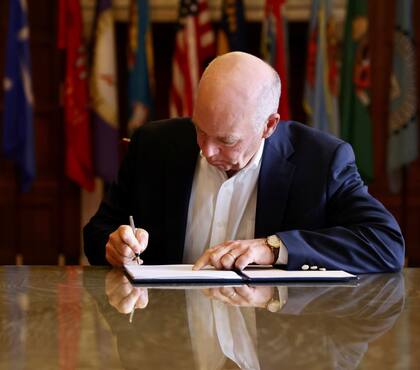 El gobernador de Montana, Greg Gianforte, busca reducir los impuestos sobre la propiedad
