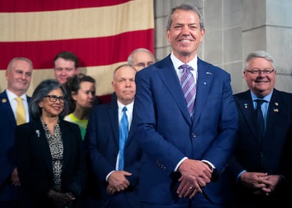 El gobernador de Nebraska Jim Pillen sonríe tras firmar la ley LB574, el lunes 22 de mayo de 2023, en Lincoln, Nebraska. (Justin Wan/Lincoln Journal Star vía AP)