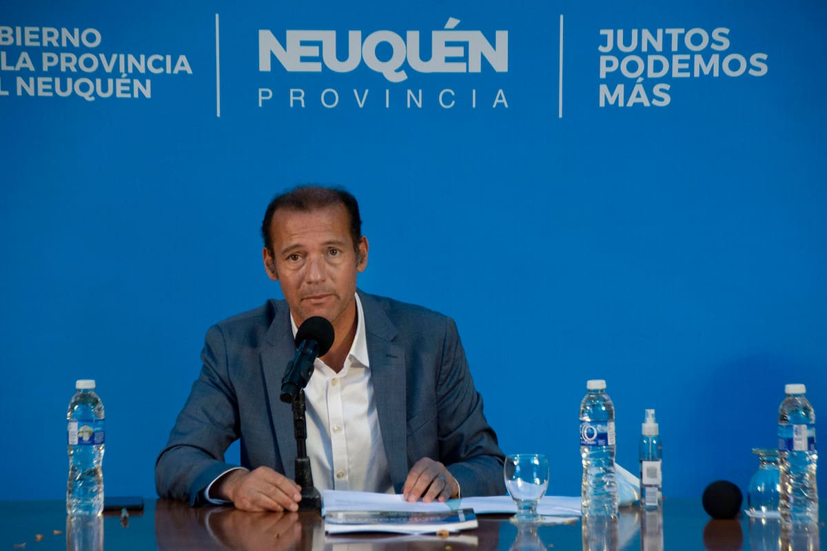 El gobernador de Neuquén, Omar Gutiérrez, afronta los últimos días de su gestión con un escándalo por corrupción con el manejo de los planes sociales que involucra a dos de sus funcionarios del área social