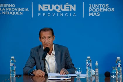 El gobernador de Neuquén, Omar Gutiérrez, afronta los últimos días de su gestión con un escándalo por corrupción con el manejo de los planes sociales que involucra a dos de sus funcionarios del área social
