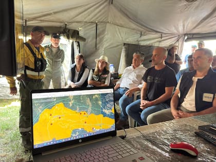 El gobernador de Neuquén, Rolando Figueroa, en el centro de operaciones del Parque Nacional Lanín