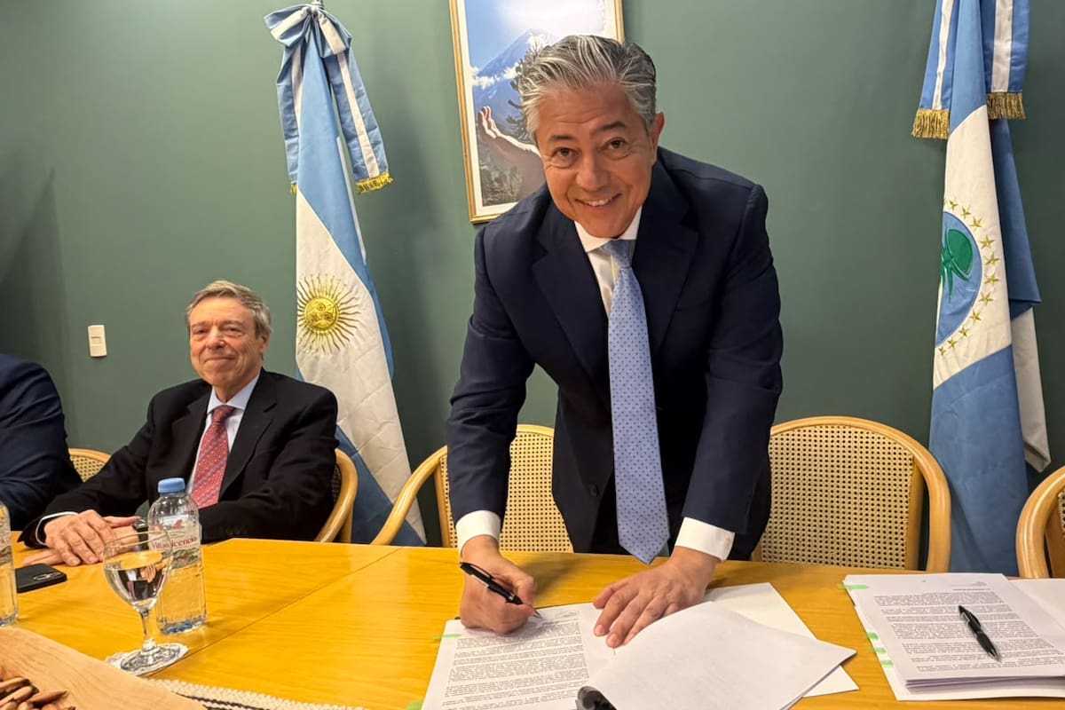 El gobernador de Neuquén, Rolando Figueroa, firma el acuerdo con petroleras