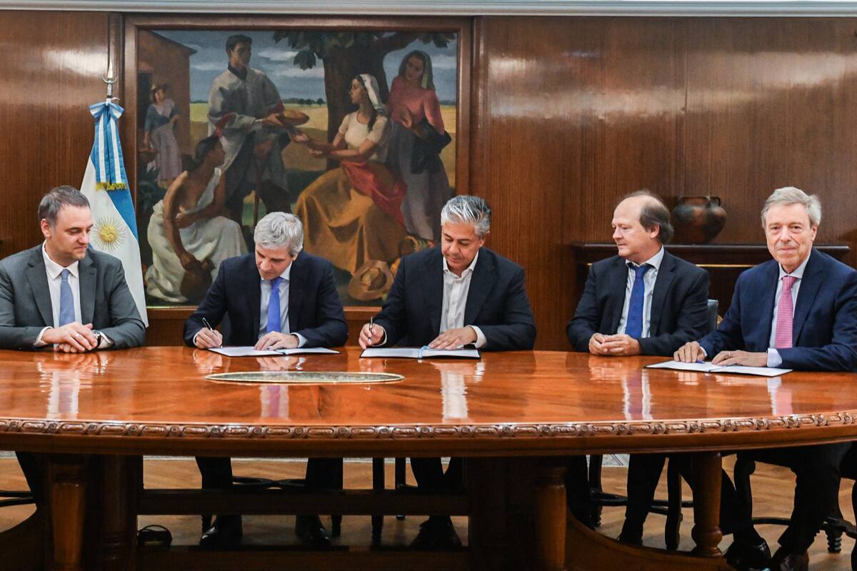 El gobernador de Neuquén, Rolando Figueroa, firma un acuerdo con el ministro Luis Caputo