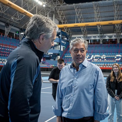 El gobernador de Neuquén, Rolando Figueroa, visitó el Ruca Chea, escenario de la serie de Copa Davis; en la imagen, con Javier Frana