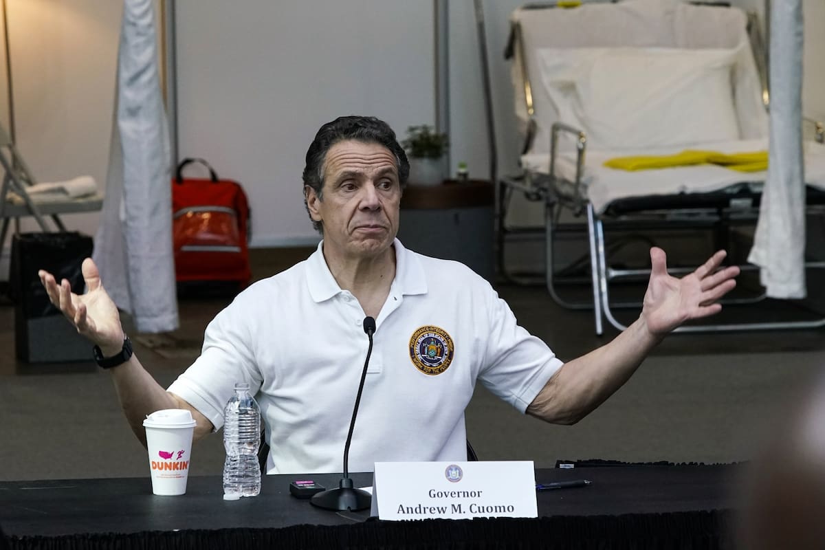 El gobernador de Nueva York Andrew Cuomo, desesperado por el contagio de su hermano, Chris